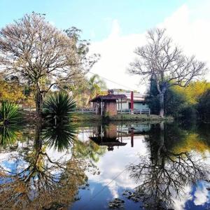 a reflection of a house in a body of water at Hotel Fazenda Aldeia do Vale in Jacareí