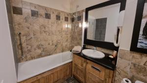 Zdjęcie z galerii obiektu Arc 1950, Appartement standing dans résidence 5 étoiles, skis aux pieds,- 4-6 pers, Piscine extérieure & Spa w mieście Arc 1950