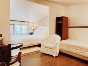 ein Schlafzimmer mit Bett, Stuhl und Schreibtisch in der Unterkunft Five Seasons in Nafplio
