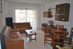 ein Wohnzimmer mit Sofa und Tisch in der Unterkunft Playamar 231 in Alcossebre