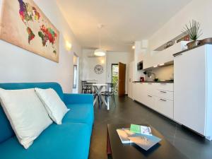 een woonkamer met een blauwe bank en een tafel bij CASAVIVA - Bilo with SeaView and parking in Camogli in Camogli