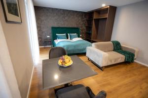 a room with a bed and a table with a bowl of fruit at B-Chill Düsseldorf in Düsseldorf