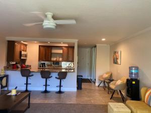 een woonkamer met een bank en een keuken bij Large Creekside Studio at Shadow Mountain Resort and Club in Palm Desert