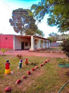 un grupo de niños jugando en el césped frente a un edificio en Encuentro de Almas (Soulmate Encounter) en Tinogasta