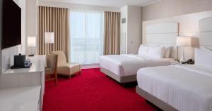 ウェスト・メンフィスにあるSouthland Casino Hotelのベッド2台とデスクが備わるホテルルームです。