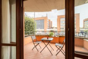 MIZAR- Appartamento privato con parcheggio gratuito by Appartamenti Petrucci في فولينيو: بلكونه عليها طاوله وكراسي