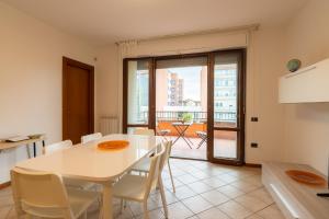 a kitchen and dining room with a white table and chairs at MIZAR- Appartamento privato con parcheggio gratuito by Appartamenti Petrucci in Foligno