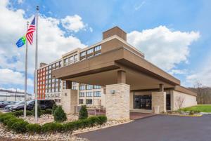 un edificio con una bandera americana delante de él en Holiday Inn Express & Suites Ft. Washington - Philadelphia, an IHG Hotel, en Fort Washington