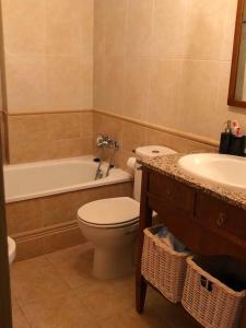 uma casa de banho com um WC, uma banheira e um lavatório. em CHECK IN CASAS Casa Elson em Cerler