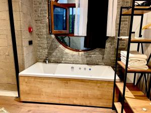 Phòng tắm tại Mates Port Hotel +49 ảnh