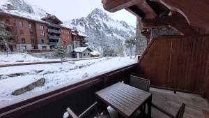 Zdjęcie z galerii obiektu Arc 1950, Appartement standing dans résidence 5 étoiles, skis aux pieds,- 4-6 pers, Piscine extérieure & Spa w mieście Arc 1950
