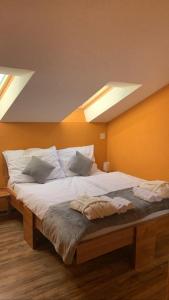 Cette chambre comprend un grand lit et 2 lucarnes. dans l'établissement Mirocki-Raj, à Miroč