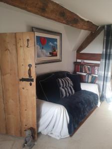 1 dormitorio con 1 cama y puerta de madera en Hood Lane Farm B&B en Arley