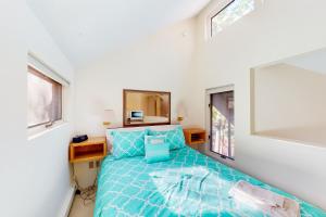 1 dormitorio con cama y espejo en Hawks Nest 58 en Glen Arbor