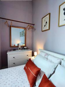 Schlafzimmer mit einem Bett, einer Kommode und einem Spiegel in der Unterkunft Casa Shardana Lisbon in Lissabon