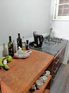 una cocina con encimera con fogones y algunos plátanos en HOSTAL SUZI, en Santiago