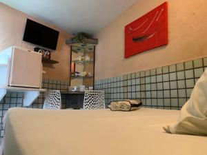 Habitación de hotel con cama y TV en Motel Estoril (Adult Only) en Recife