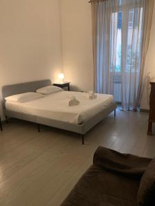1 dormitorio con cama y ventana en Mc - Piazza Mancini, en Roma