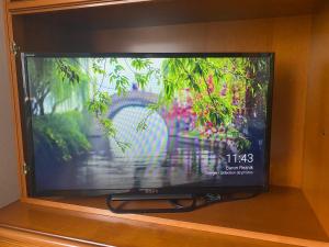 Televízia a/alebo spoločenská miestnosť v ubytovaní Appartement 3 lys