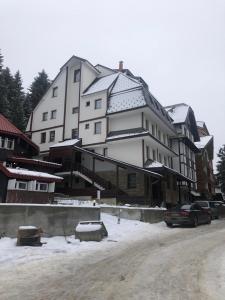 een groot wit gebouw met sneeuw erop bij Ski House in Kopaonik
