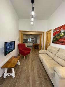 ein Wohnzimmer mit einem Sofa und einem Tisch in der Unterkunft Primero el Wiro in Puerto