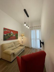 Una sala de estar con un sofá y una ventana. en Primero el Wiro, en Puerto