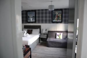 Postel nebo postele na pokoji v ubytování Harbourside Hotel