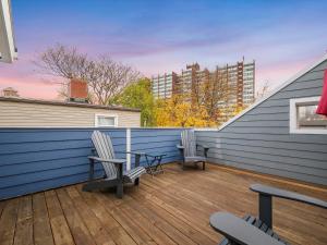 einen Balkon mit 2 Stühlen und einem Tisch auf einem Gebäude in der Unterkunft Stylish 4 Bedroom Loft Home, North Shore, City Skyline View Close to NHL, NFL in Pittsburgh