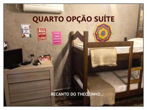 Schlafsaal mit einem Etagenbett und einem Schreibtisch in der Unterkunft RESIDENCIAL RECANTO Do THEOZINHO in Bombinhas