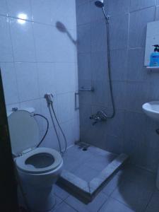 Ett badrum på Mamaya Hotel