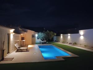 AgramónLa Camareta Alojamientos Turísticos Rurales的夜间后院,设有游泳池