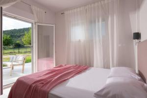 En eller flere senge i et værelse på Grand Garden Slow Living Experience