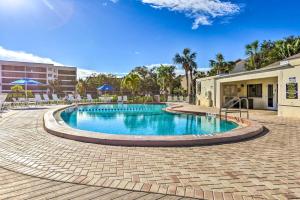 einen Pool in einem Resort mit Palmen in der Unterkunft Comfortable Siesta Key Condo with Pool Access! in Siesta Key