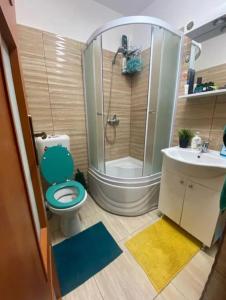 Un baño con ducha, inodoro y lavabo. en ModernStudio, en Bragadiru 22 fotos más