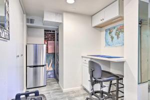 Η κουζίνα ή μικρή κουζίνα στο Steps to City Park and Restaurants Denver Studio +16 φωτογραφίες