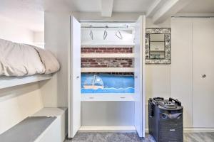 um quarto com uma cama e um armário com uma janela em Denver Studio Walkable to City Park and Dining em Denver