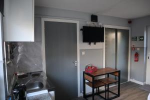 TV a/nebo společenská místnost v ubytování Harbourside Hotel