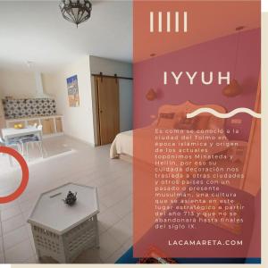 Cartel de una habitación con cama y mesa en La Camareta Alojamientos Turísticos Rurales, 