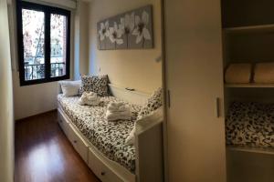 1 dormitorio con 1 cama con 2 toallas en APARTAMENTO JUNTO A CATEDRAL, en Granada