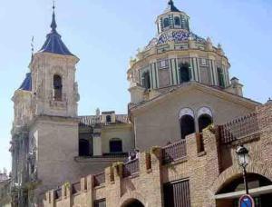 ein Gebäude mit einem Uhrturm darüber in der Unterkunft APARTAMENTO JUNTO A CATEDRAL in Granada