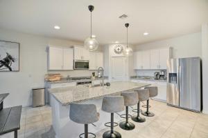 New-Build Glendale Home with Hot Tub and Putting Green tesisinde mutfak veya mini mutfak