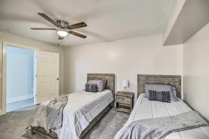 Un dormitorio con dos camas y un ventilador de techo. en Modern Houston Gem 1 Mi to Minute Maid Park!, en Houston