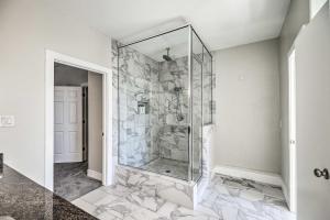 Una ducha a ras de suelo en un baño con paredes de mármol. en Modern Houston Gem 1 Mi to Minute Maid Park!, en Houston 25 fotos más