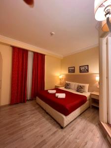 um quarto com uma cama grande e cortinas vermelhas em Booking House Rome em Roma