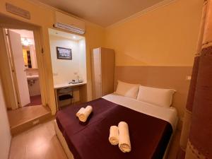 um quarto com uma cama com duas toalhas em Booking House Rome em Roma
