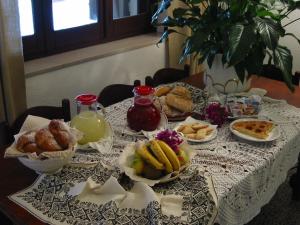 una mesa con un mantel con alimentos para el desayuno en Hotel Su Giudeu, en Chia