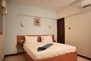 1 dormitorio con 1 cama grande con sábanas blancas en Diamond Apart's Dha Karachi en Karachi