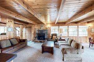 ein Wohnzimmer mit Sofas und einem Kamin in der Unterkunft Lancaster Cabin in Bass Lake