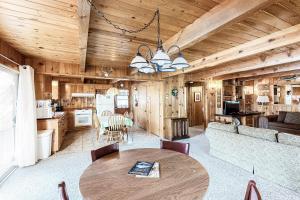 巴斯湖的住宿－Lancaster Cabin，一间带桌子的客厅和一间厨房
