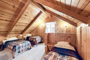 Zimmer mit 3 Betten im hölzernen Dachgeschoss in der Unterkunft Lancaster Cabin in Bass Lake